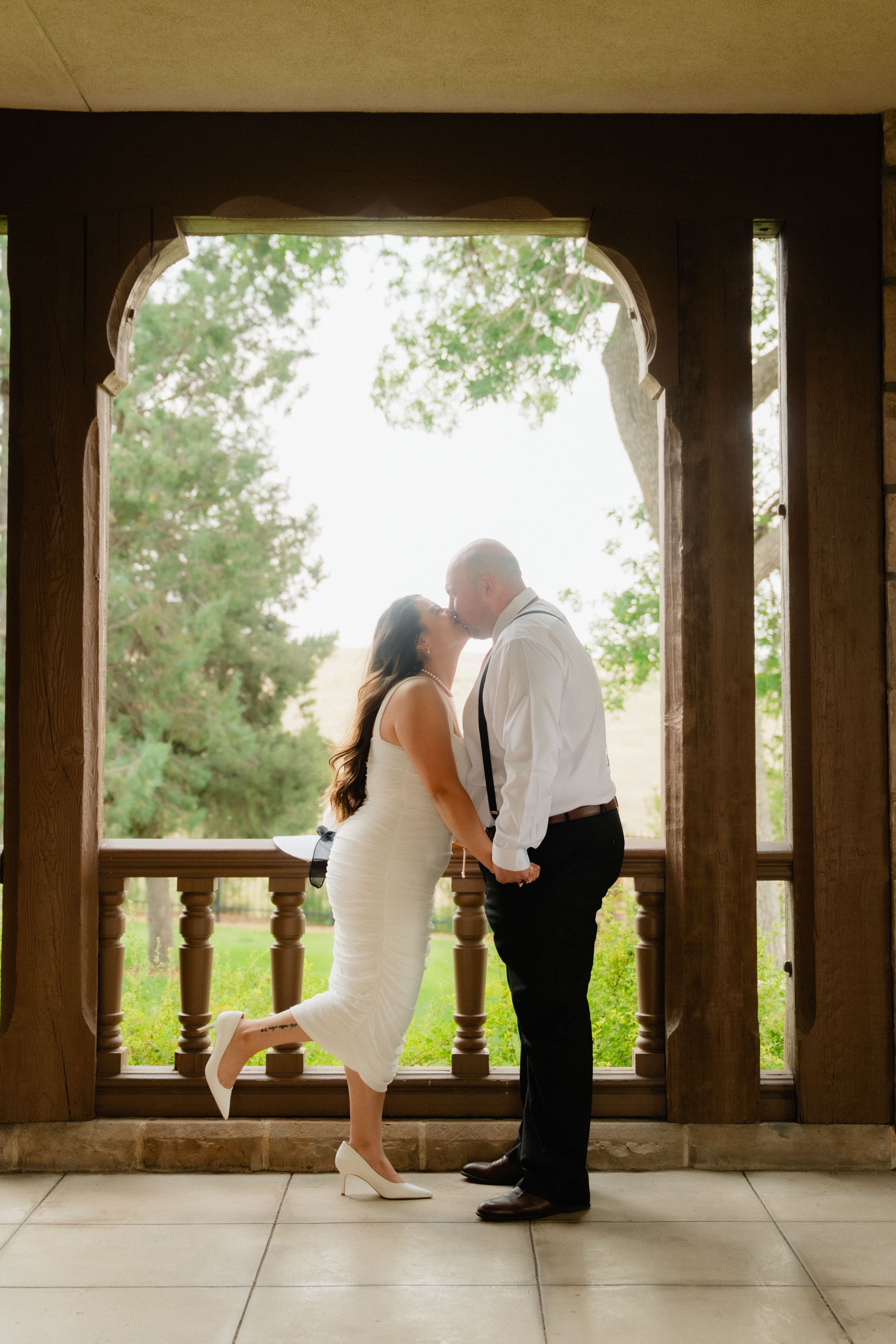 Raquel and Mark Anthony beneath an archway